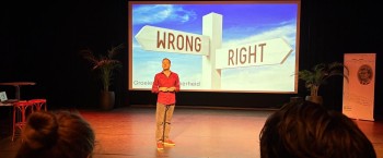 Theatervoorstelling right en wrong.jpg
