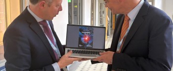 Overhandiging boek smart humanity AI aan IFIP.jpg